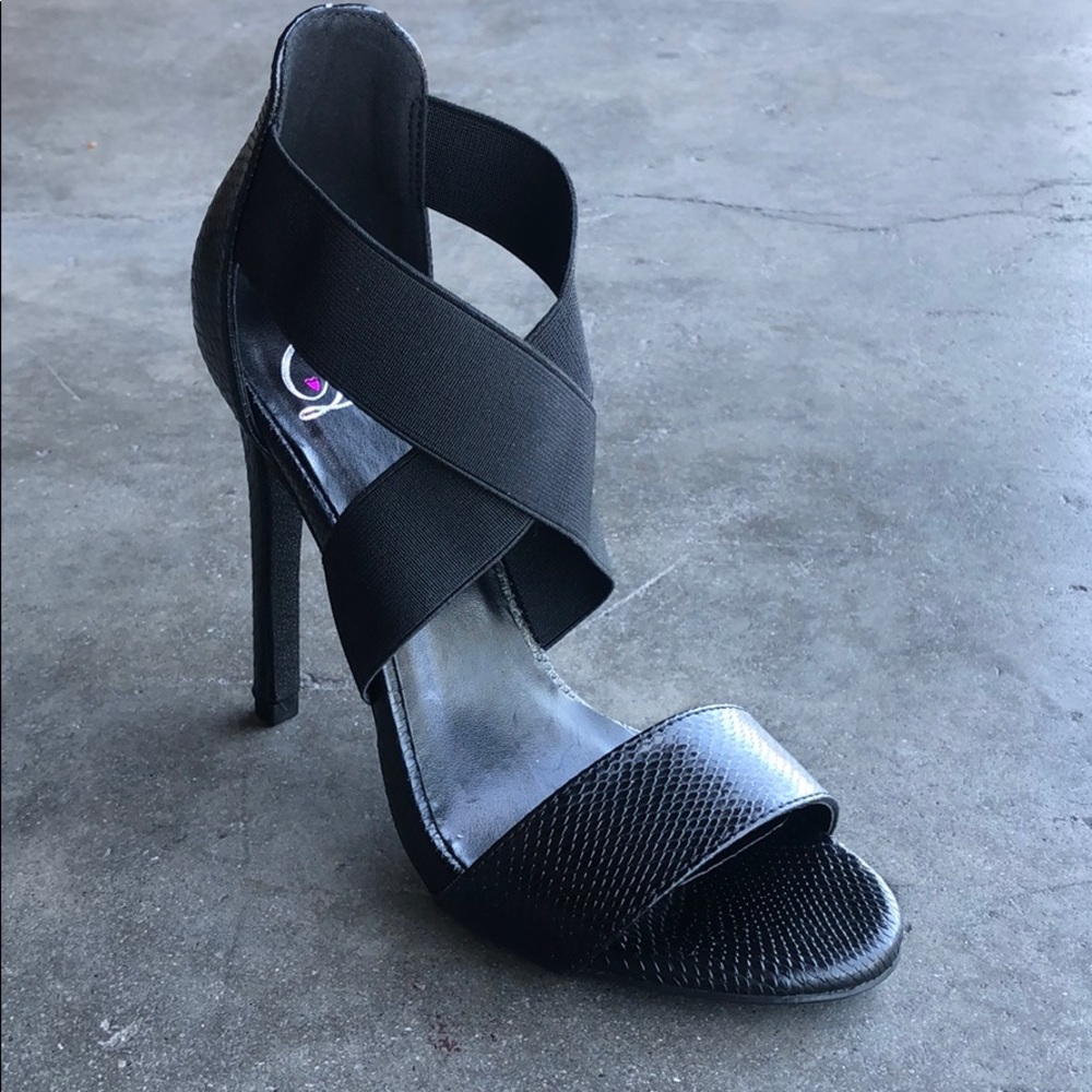 🎄4/25🎄 Delicious Women’s Crisscross High Heels